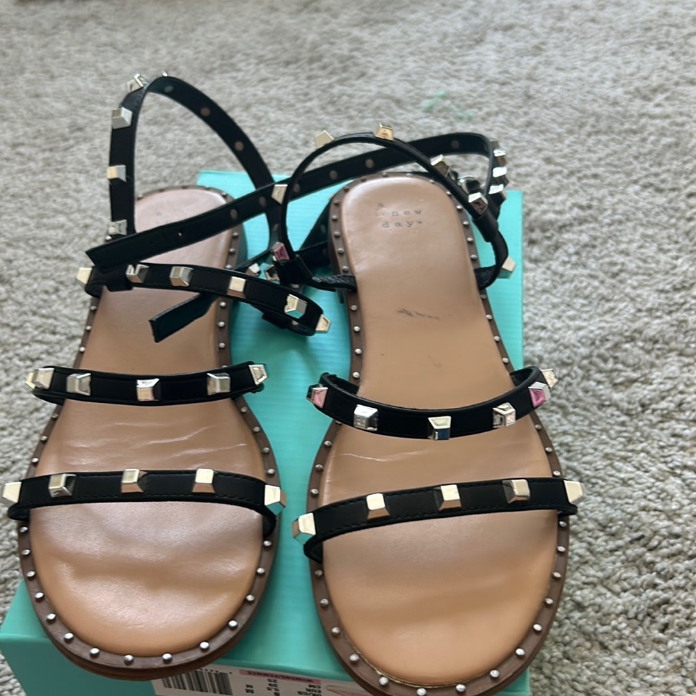 Black flat sandal with silver little stones